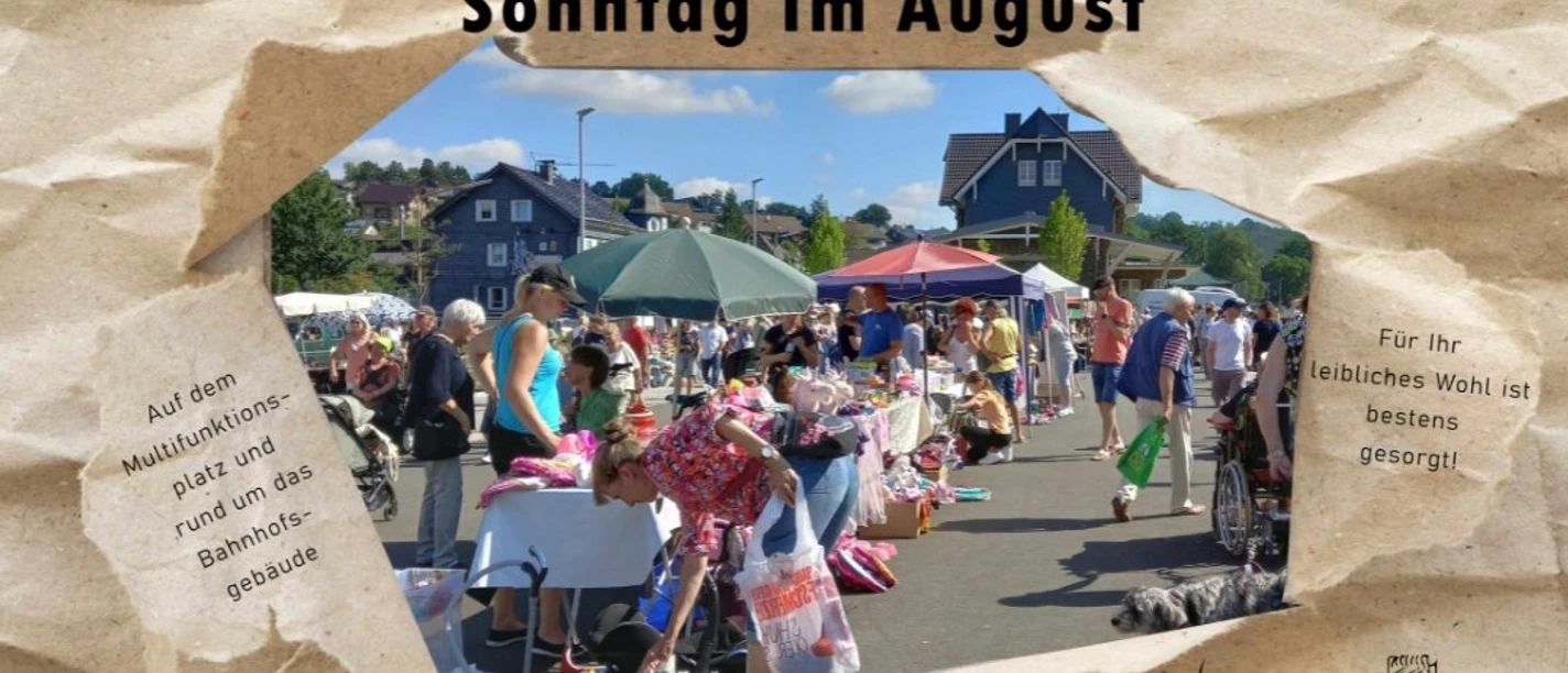 Morsbacher Bahnhofströdel Belebter Freiluftflohmarkt mit Ständen, Besuchern und bunten Waren vor Häuserkulisse.