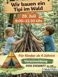 IMG_6033.jpg Zwei Kinder stapeln Äste zu einem Tipi, umgeben von Wald und farbigen Infofeldern zum Event