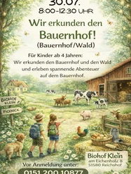 IMG_6035.jpg Zwei Kinder mit Rucksäcken gehen über einen Hofweg auf verschiedene Bauernhoftiere zu.
