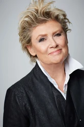 Gitte-Haenning.jpg Ältere Frau mit kurzem Haar und dunkler Jacke