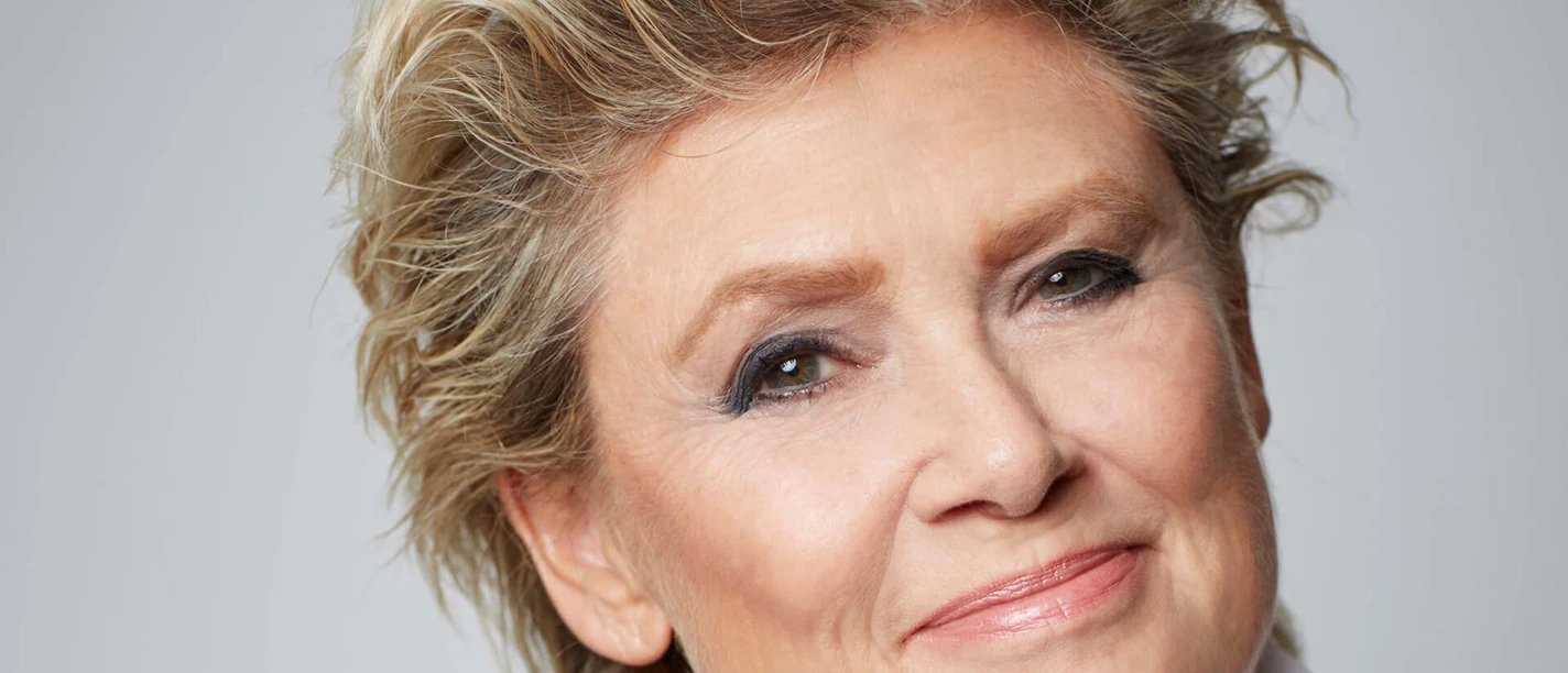 Gitte-Haenning.jpg Ältere Frau mit kurzem Haar und dunkler Jacke