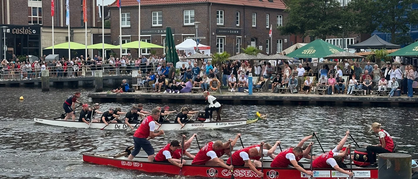 Emder Hafenmeile.jpeg Drachenbootrennen bei der Emder Hafenmeile. Teams treten gegeneinander an vor zahlreichen Zuschauern.