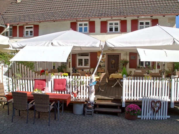 Garten mit Sonnenschirmen vom Gasthaus zur Krone in Mösbach