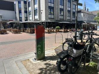 Fahrrad-Reparaturstation Warrington Platz 10 Selbstbedienungs-Fahrradreparaturstation auf dem Warrington Platz in Hilden mit geparkten Fahrrädern.