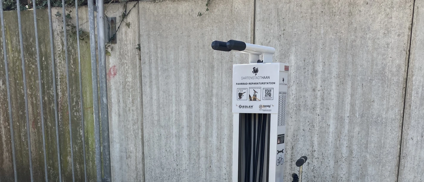 Fahrrad-Reparaturstation Schulhof Gesamtschule Haan Fahrrad-Reparaturstation für Self-Service auf dem Schulhof der Gesamtschule Haan.