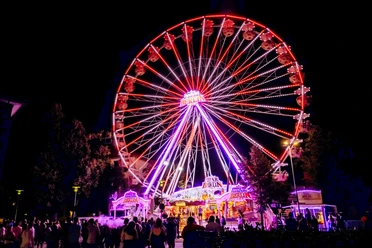 Beleuchtetes Riesenrad Altstadtfest Gifhorn Bunt beleuchtetes Riesenrad vor dem Nachthimmel auf dem Altstadtfest Gifhorn