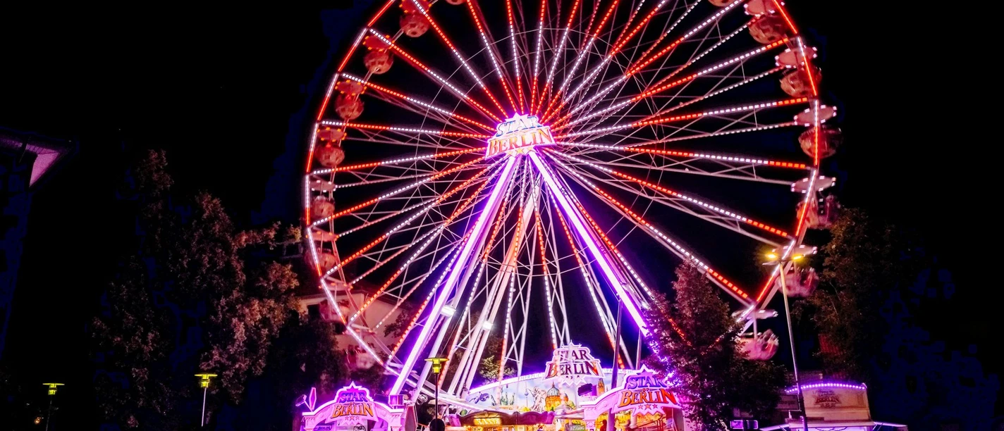 Beleuchtetes Riesenrad Altstadtfest Gifhorn Bunt beleuchtetes Riesenrad vor dem Nachthimmel auf dem Altstadtfest Gifhorn