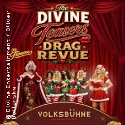 Dragkünstlerinnen in festlichen Outfits vor rotem Vorhang mit Schriftzug der Revue