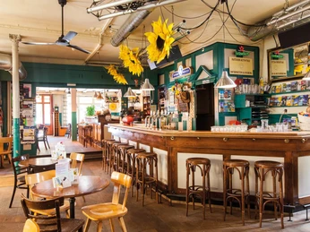 happy-inn-brasserie-bar-restaurant