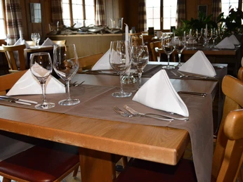 hirschen-wilderswil-tische-innen