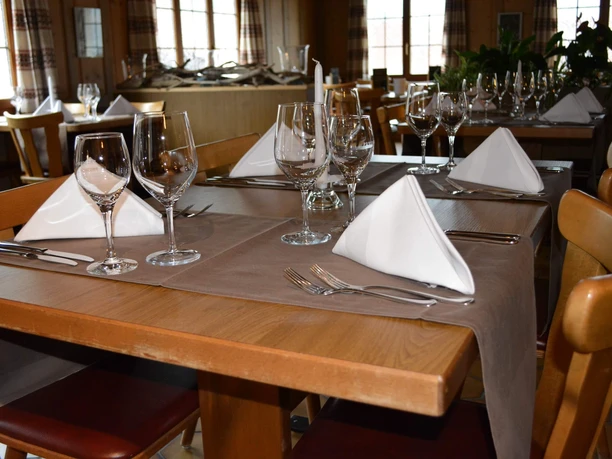 hirschen-wilderswil-tische-innen