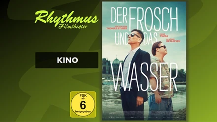 Filmplakat Der Frosch und das Wasser: Zwei Männer Rücken an Rücken am Ufer