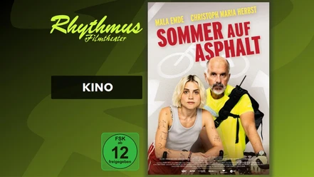 Filmplakat Sommer auf Asphalt mit junger Frau und älterem Mann auf Fahrrädern