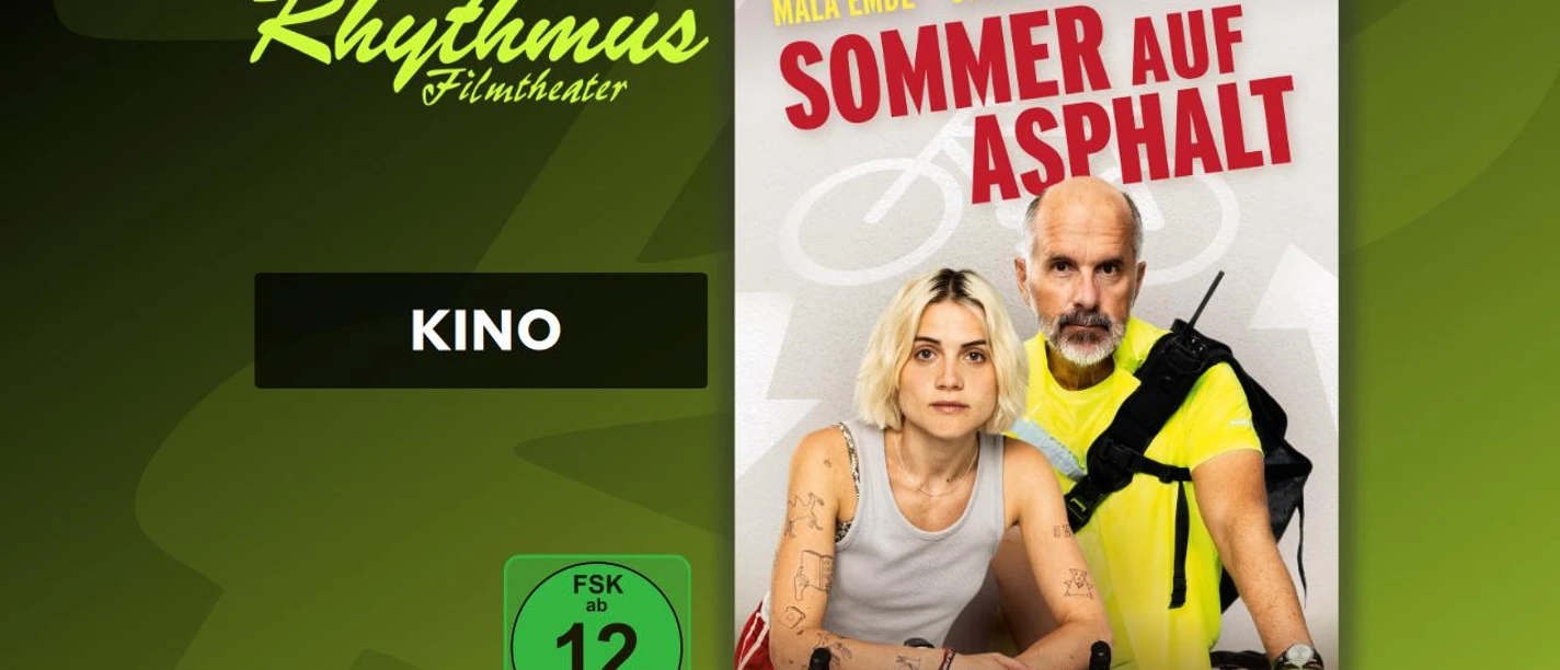 Filmplakat Sommer auf Asphalt mit junger Frau und älterem Mann auf Fahrrädern