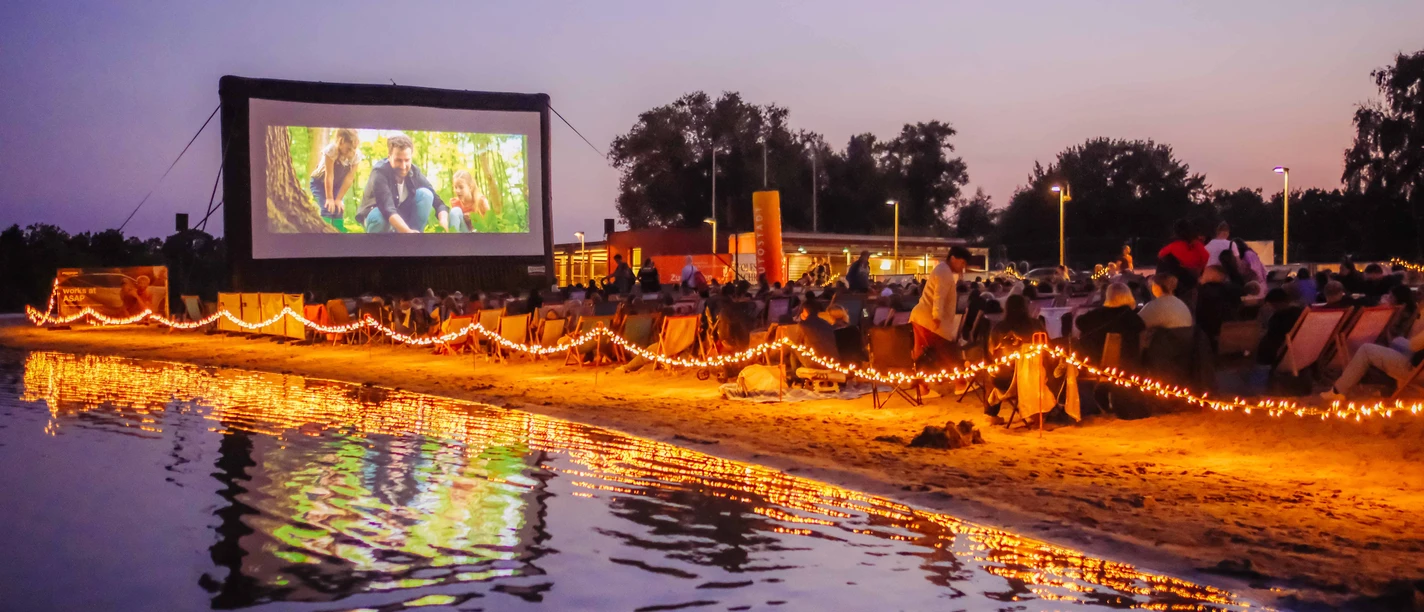 Openairkino.jpg Blick auf die Leinwand beim Openairkino am Strand.