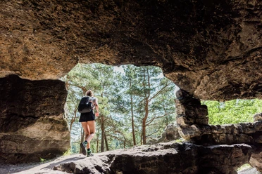 Lichterhoehle-Kleinhennersdorfer-Stein Man sieht eine Wanderung in einer Höhle