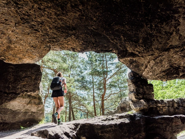 Lichterhoehle-Kleinhennersdorfer-Stein Man sieht eine Wanderung in einer Höhle