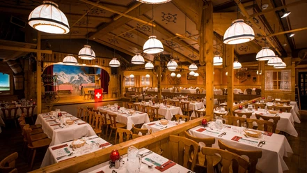restaurant-spycher-innen-saal-buehne-hauptbild