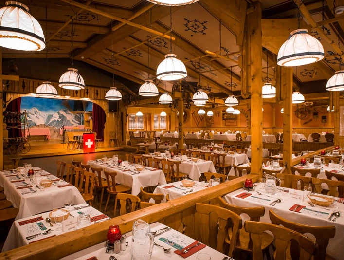 restaurant-spycher-innen-saal-buehne-hauptbild