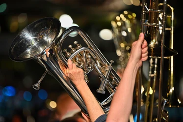 Musikgruppe mit Instrumenten