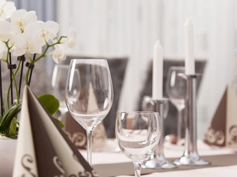 gedeckter-tisch-restaurant