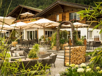 hotel-restaurant-burgseeli-terrasse-schirme-ambiente