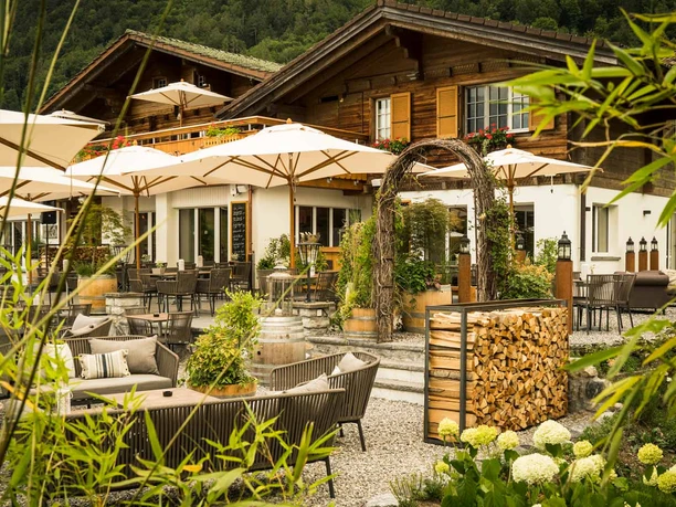hotel-restaurant-burgseeli-terrasse-schirme-ambiente