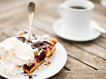 Pflaumenkuchen in der Kupferkanne