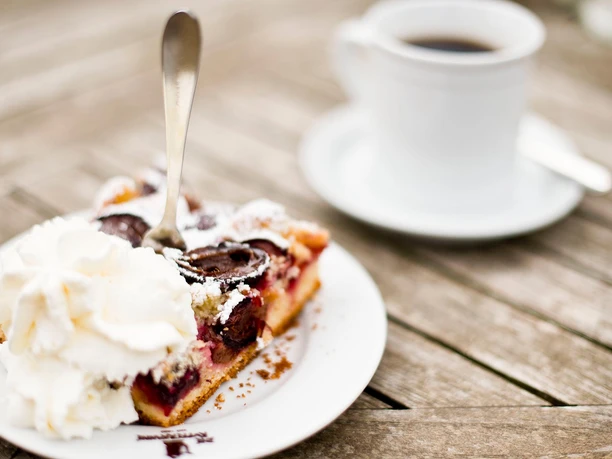 Pflaumenkuchen in der Kupferkanne
