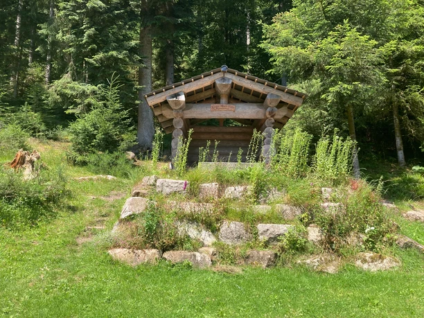 Schutzhütte an der Grillstelle (Karlsquelle)