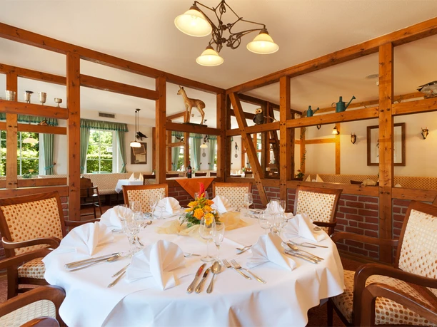 Feestelijk gedekte tafel in het restaurant van het Morada Hotel Isetal