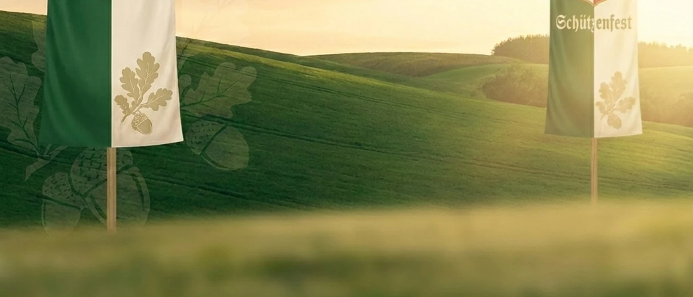 Schützenfeste Zwei grün-weiße Fahnen mit Wappen zum Schützenfest vor hügeliger Landschaft bei Sonnenlicht