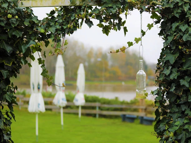 Kanal 33: Detailaufnahme der Außendeko mit Blick auf den Kanal