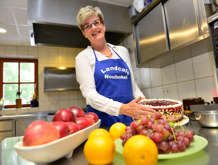 Einblick in die Küche im Landcafé Neubokel Einblick in die Küche im Landcafé Neubokel