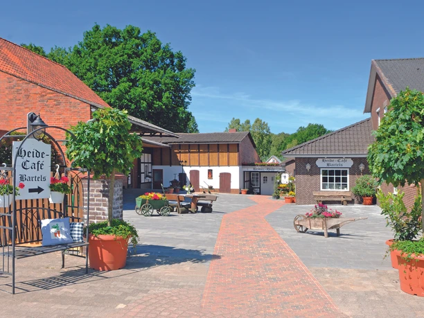 Binnenplaatsingang van Heidecafé Bartels in Bokel