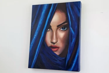 Ausstellung "Trotz.dem" Yvonne Brueckner Porträt einer Frau mit blauen Augen, die durch einem blauen Vorhang schaut, der ihr Gesicht umrahmt.