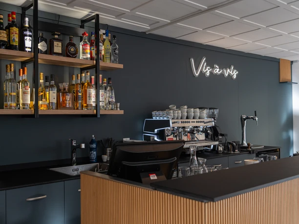 Vis a Vis Bar