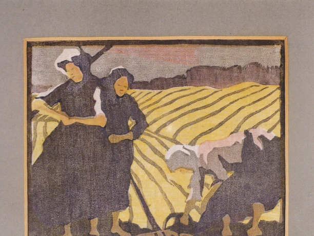 Olga Oppenheimer, Ernte, Farbholzschnitt, 1907 Holzschnitt mit drei Frauen bei der Feldarbeit vor gelb strukturierten Äckern.
