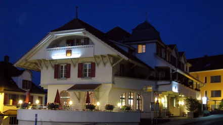 krone-spiez-aussenansicht-abend