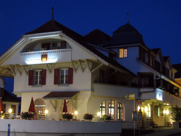 krone-spiez-aussenansicht-abend