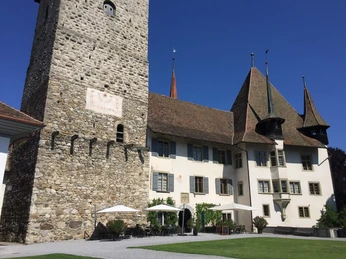 schloss-cafe-spiez-aussenansicht