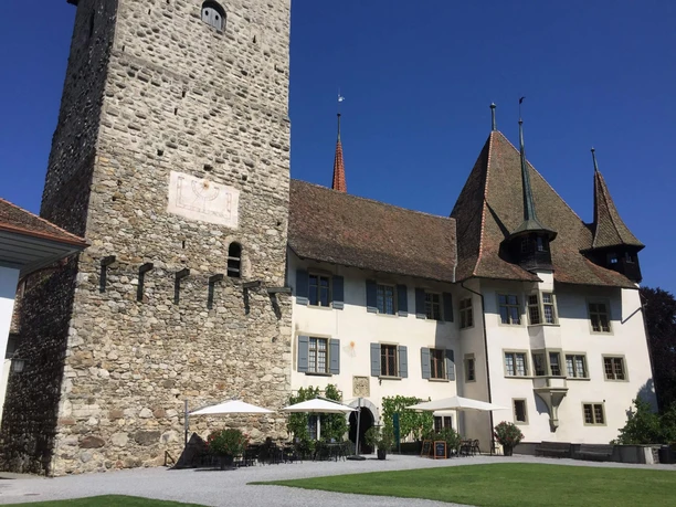 schloss-cafe-spiez-aussenansicht