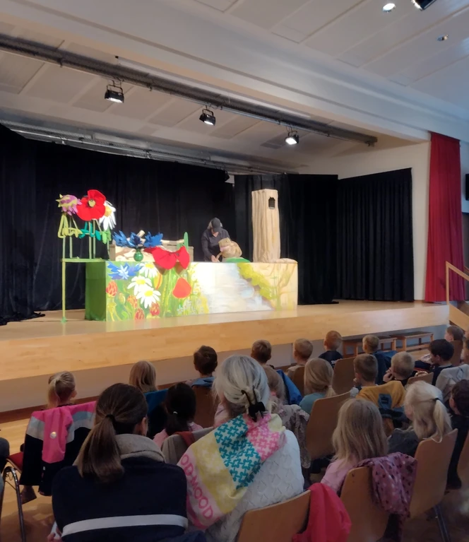 Gebannt und fasziniert hören die Kinder zu, was Käthe mit ihren Freunden bespricht..jpg
