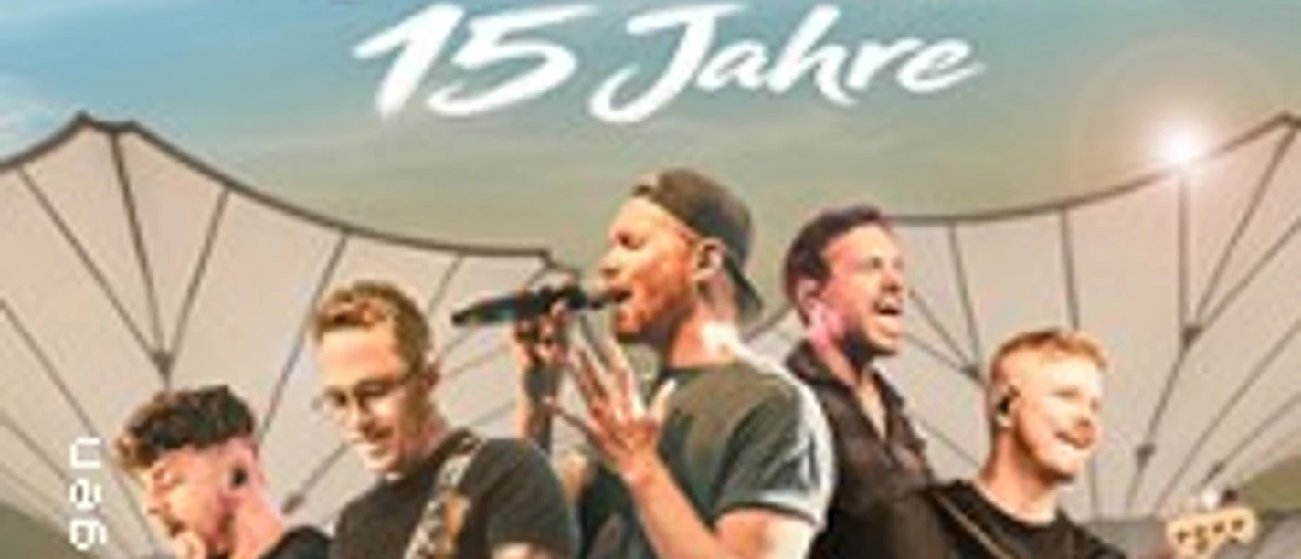 Band Miljö auf Open-Air-Bühne bei Jubiläumskonzert mit Instrumenten und Gesang