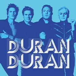 Vier Personen posieren vor blauem Hintergrund mit großem Schriftzug DURAN DURAN.