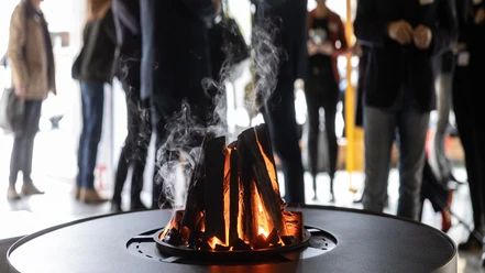 Ausstellungsexponat in Form eines Lagerfeuers