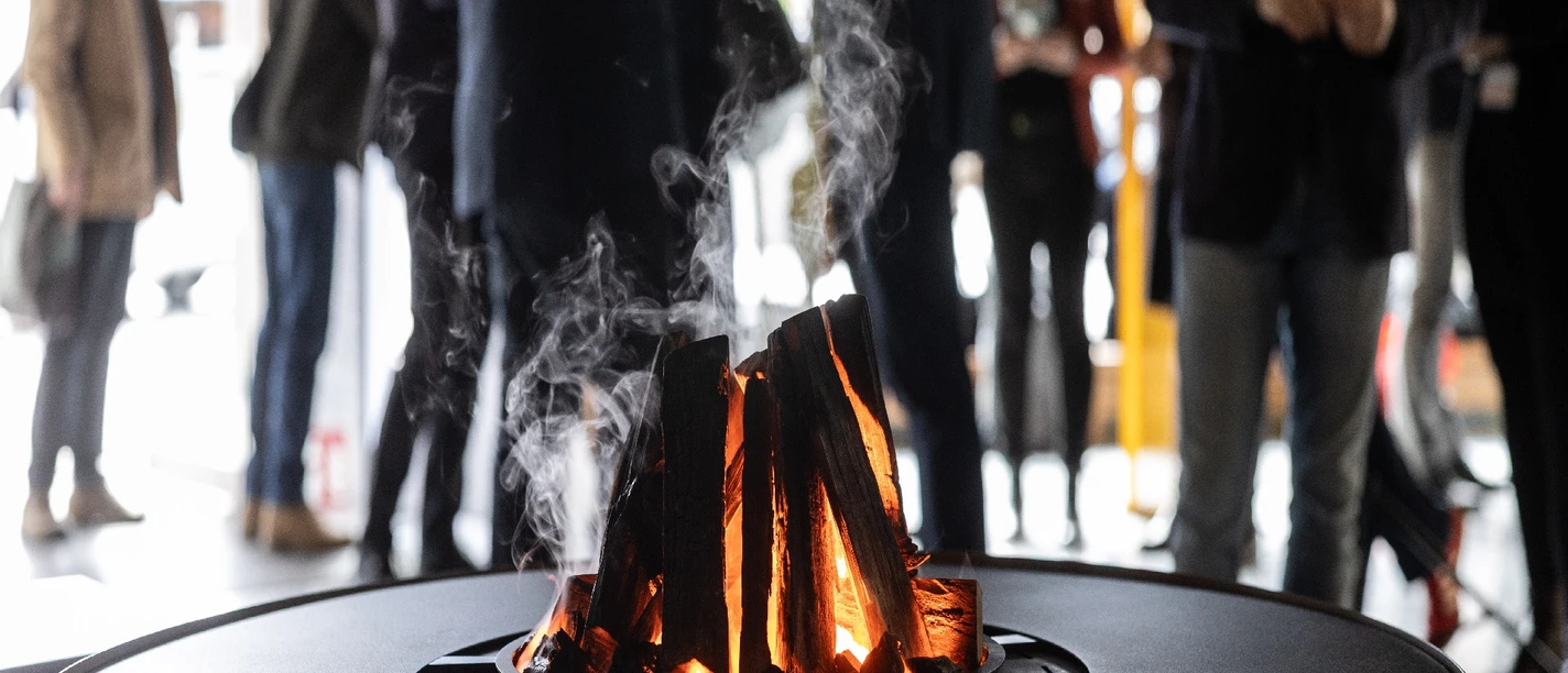 Ausstellungsexponat in Form eines Lagerfeuers