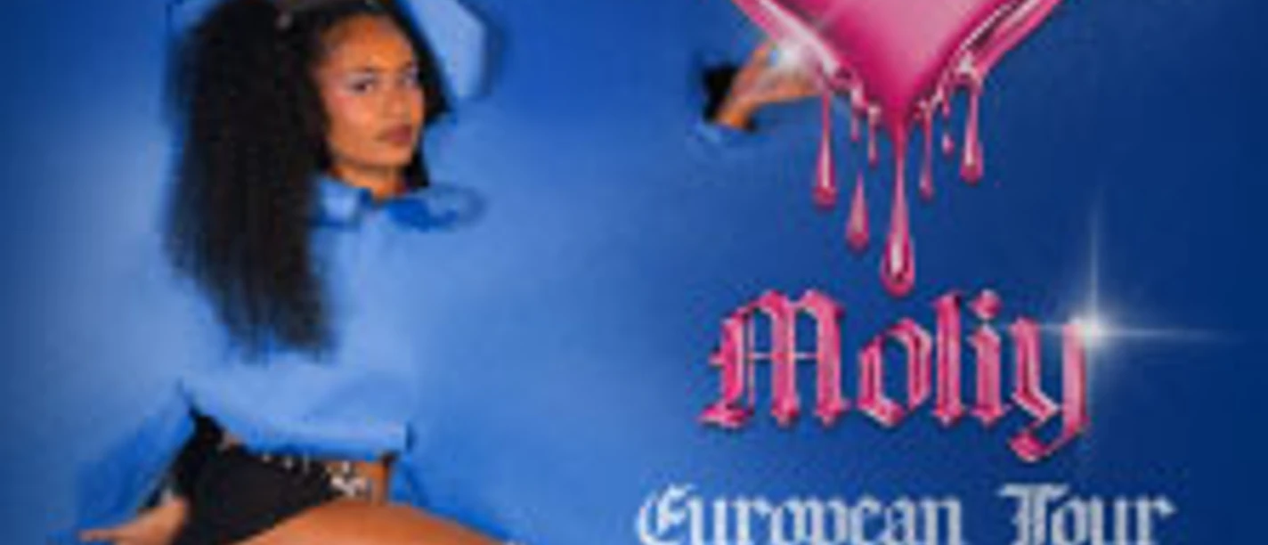 Person in blauem Outfit vor blauem Hintergrund, daneben pinkes Herz und Tourtitel.