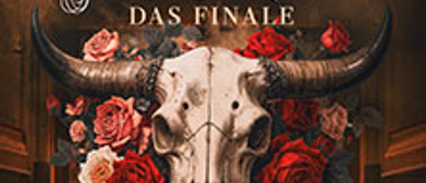 Stierschädel vor roten Rosen auf Theaterbühne mit Schriftzug des Konzertfinales