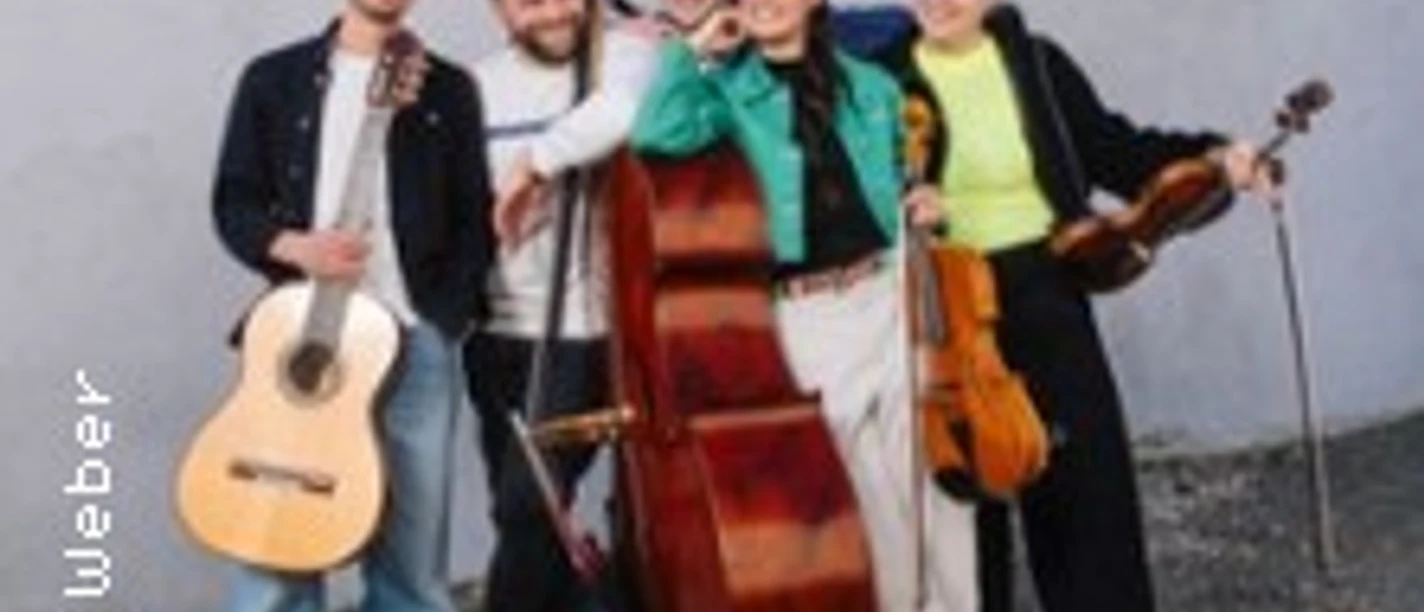 Fünf junge Musiker stehen eng beisammen und halten Gitarre, Kontrabass, Geige und weitere Instrumente.